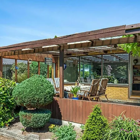 Gorgeous In With Kitchen Holiday home