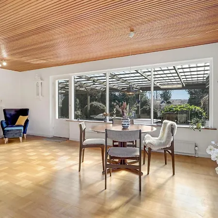 Gorgeous In With Kitchen Holiday home *